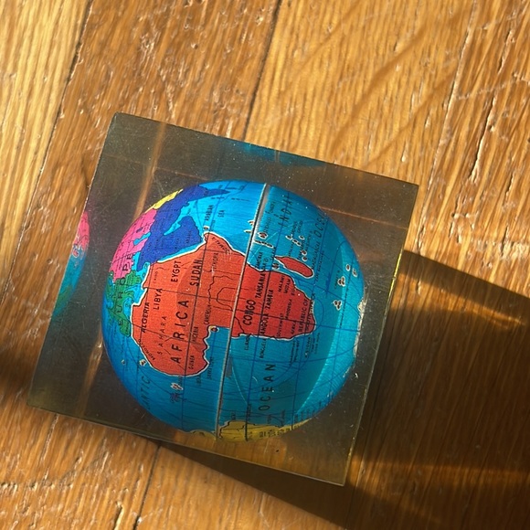 Small world globe in clear Resin - Picture 7 of 8